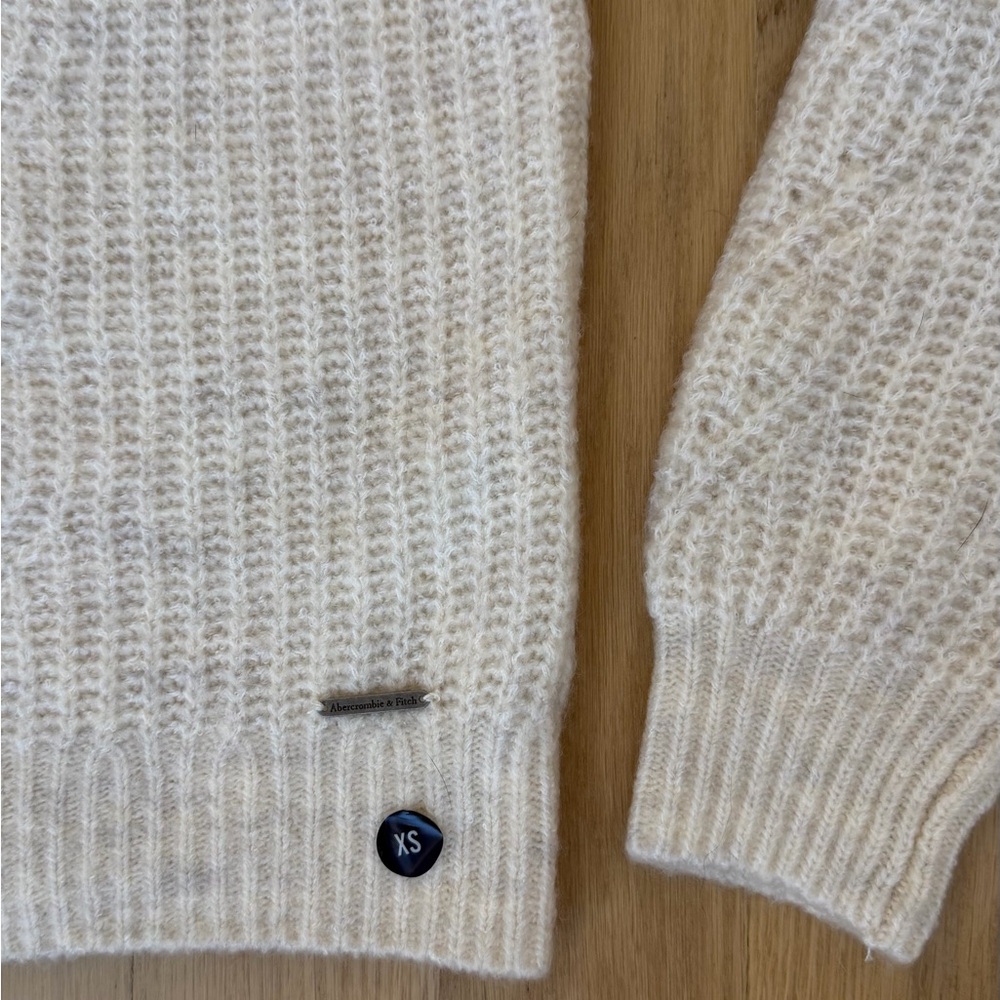 Abercrombie & Fitch Women's V-Neck Cream Sweater Brand New With Tags - Picture 2 of 7